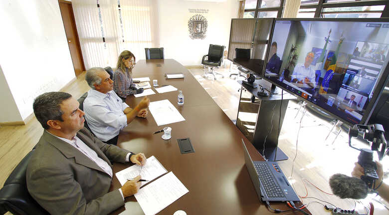 O secret&aacute;rio de Governo e Gest&atilde;o Estrat&eacute;gica Eduardo Riedel, Reinaldo e a consultora legislativa Ana Carolina Ali Garcia