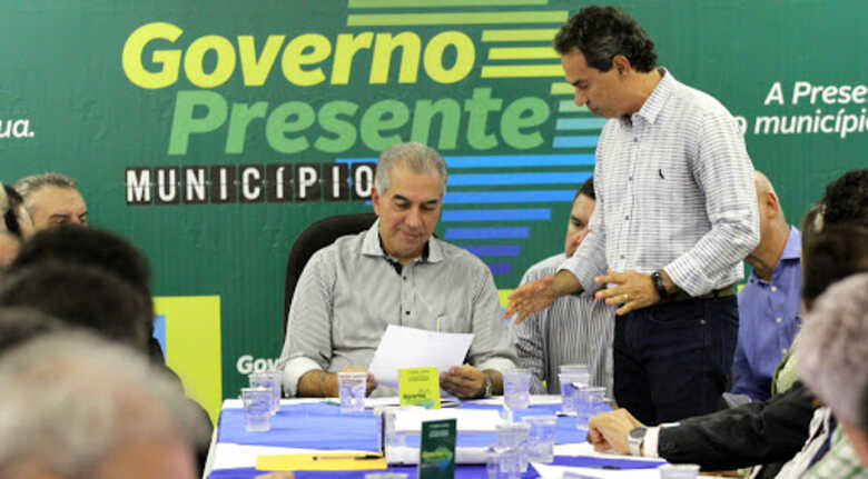 O governador Reinaldo Azambuja e o prefeito Marquinhos Trad durante reunião em 2019