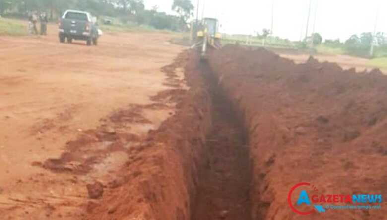 As valas servem para impedir a passagem de pedestres e evitar viagens