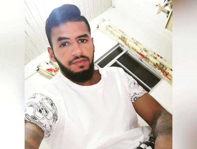 Alexandre Santos Oliveira, de 25 anos, perdeu o controle de sua motocicleta, colidiu em uma placa e morreu ap&oacute;s ser socorrido pelo Samu
