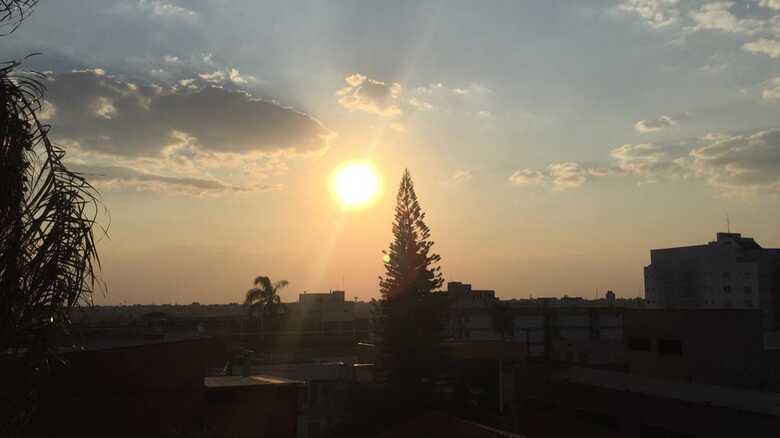 Umidade relativa do ar m&iacute;nima de 38% e m&aacute;xima de 87%