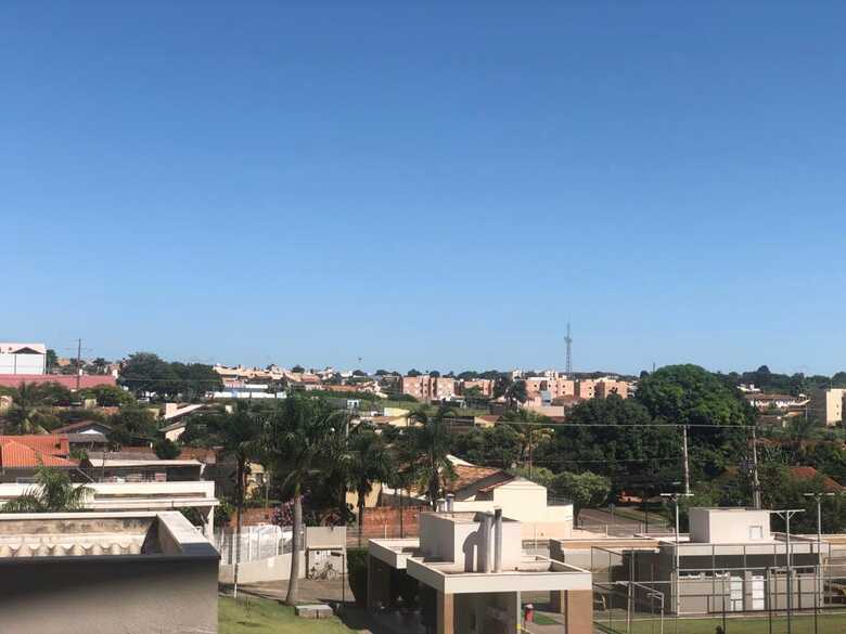 Capital amanhece com céu limpo