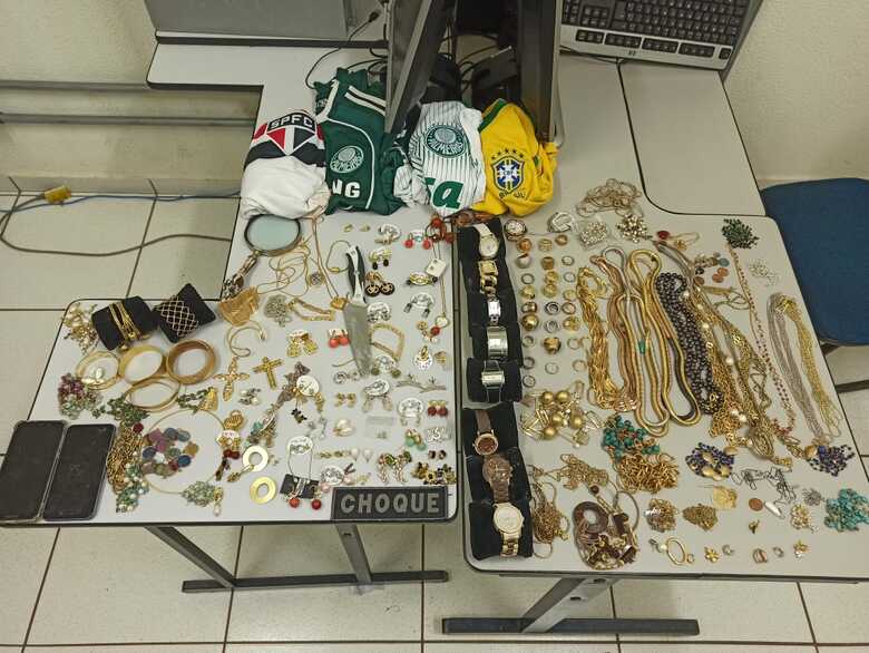 Na residência do autor e do comparsa, foram encontrados todos os materiais furtados, e a faca utilizada nos roubos