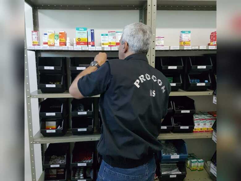 Superintendente do Procon, Marcelo Salomão verificando produtos farmacêuticos
