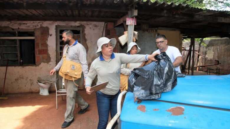 Agente de saúde fiscalizando residência em Campo Grande