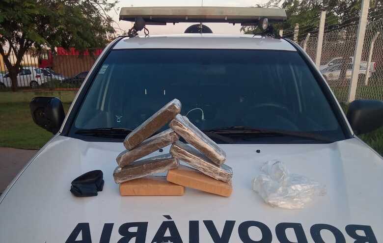 Tabeletes de maconha apreendidos com a adolescente