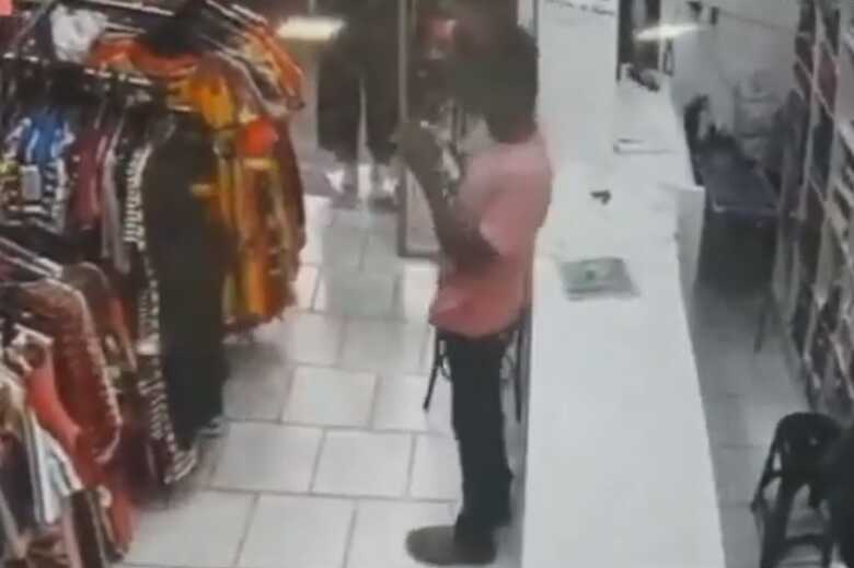 C&acirc;meras de seguran&ccedil;a do local flagraram toda a a&ccedil;&atilde;o do suspeito