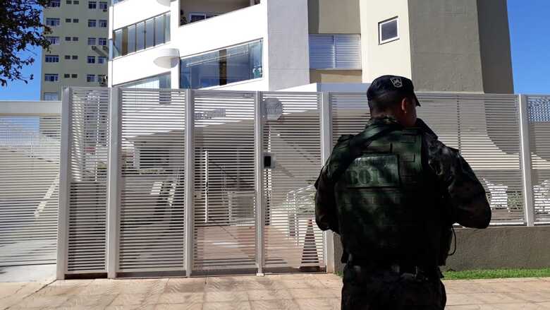 Agente do BOPE em frente ao edif&iacute;cio onde Jerson Domingos foi encontrado