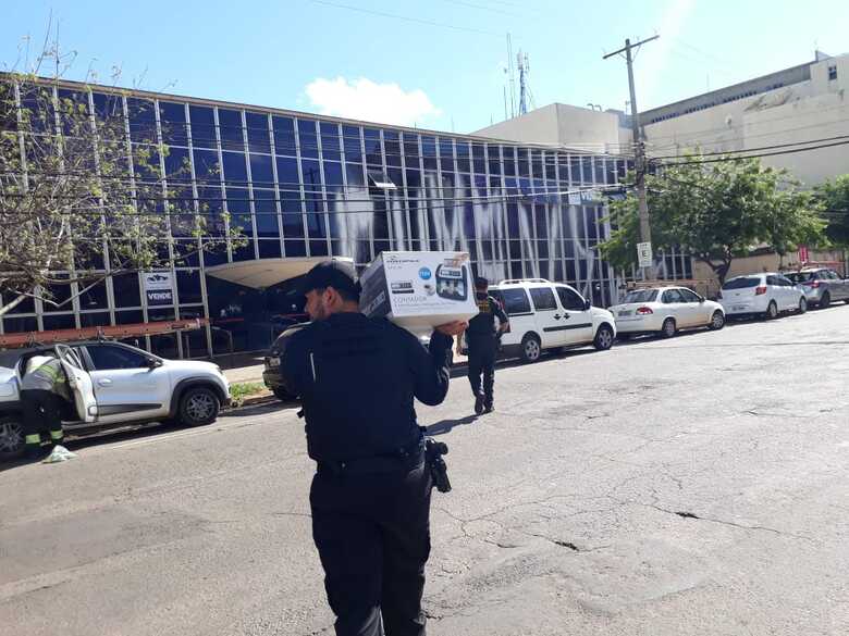 Agentes do GAECO com contadora de cédulas