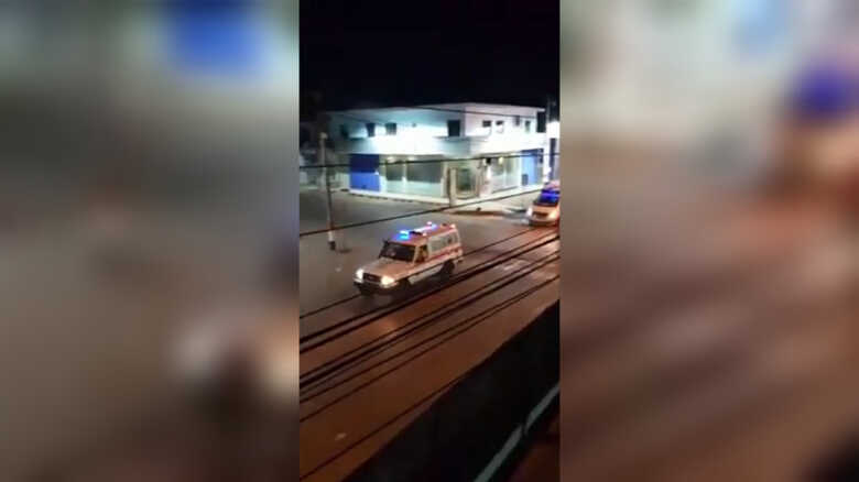 Print do v&iacute;deo com viaturas anunciando o toque de recolher