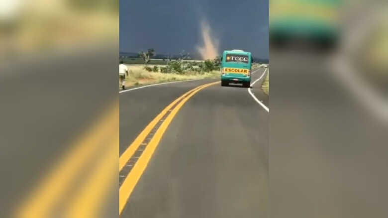 Momento do v&iacute;deo que registrou o tornado