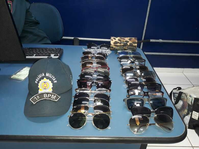 Óculos encontrados pela polícia em posse dos autores