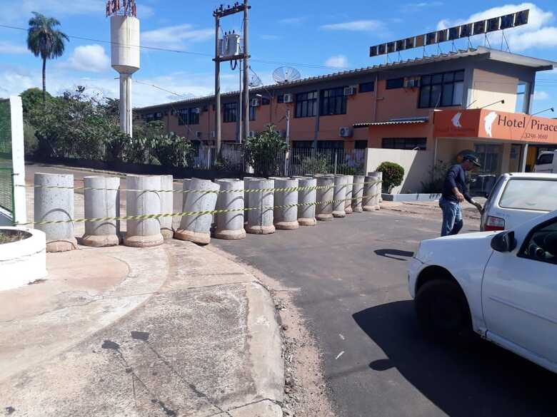 Manilhas foram colocadas nas principais entradas para a implantação das barreiras sanitárias