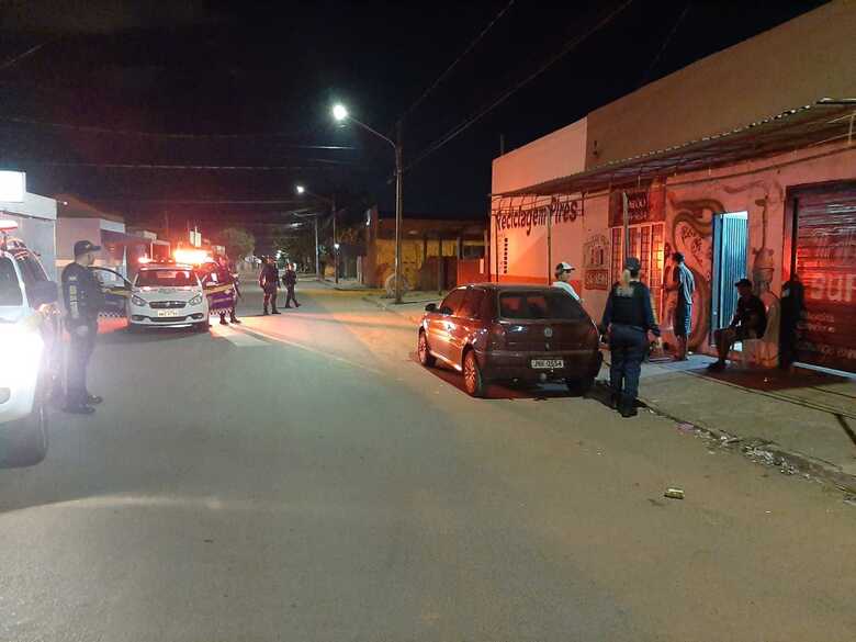 Agentes da Guarda Civil Metropolitana realizando abordagem