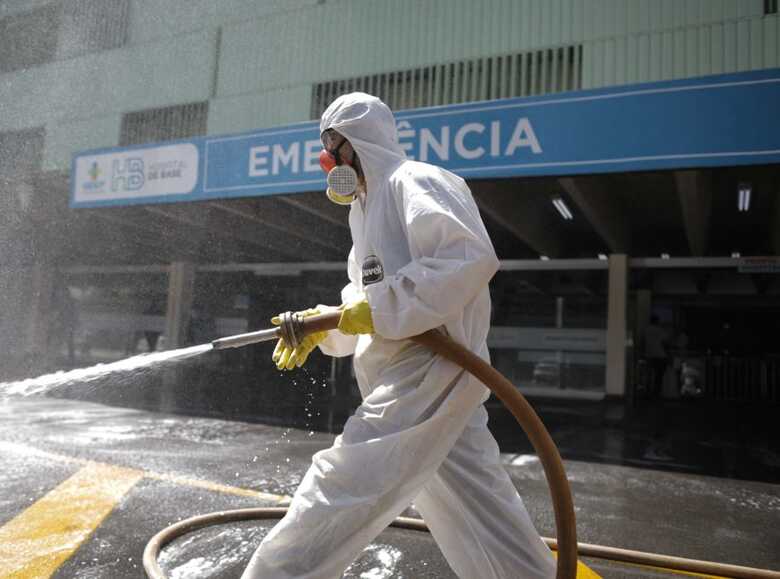 Exército faz descontaminação dos hospitais Hospital de Base, em Brasília