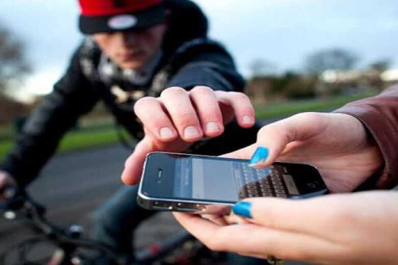 A v&iacute;tima relatou que estava em frente de sua casa quando um homem que passava pela rua veio a agredi-la