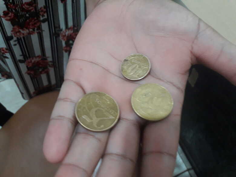 Moedas que a crian&ccedil;a teria recebido