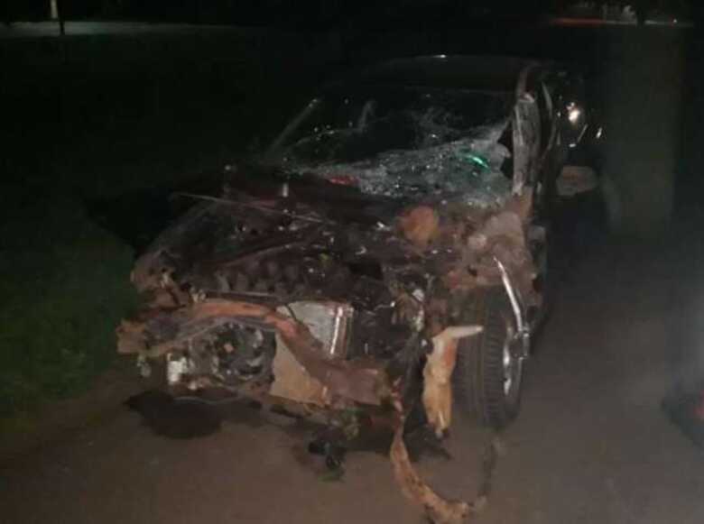 O ve&iacute;culo que ele conduzia ficou com a frente completamente destru&iacute;da