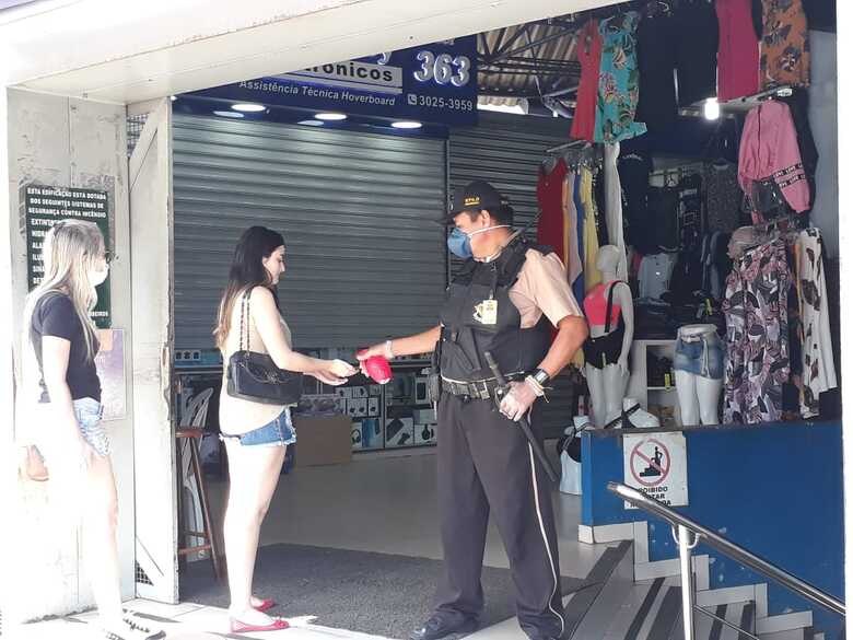 Os clientes s&atilde;o obrigados a passar &aacute;lcool em gel nas m&atilde;os, logo na entrada