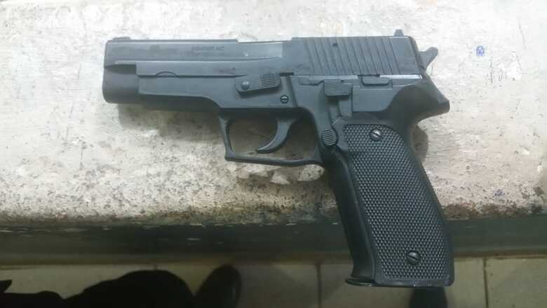 O suspeito obedeceu e foi preso em flagrante por roubo''