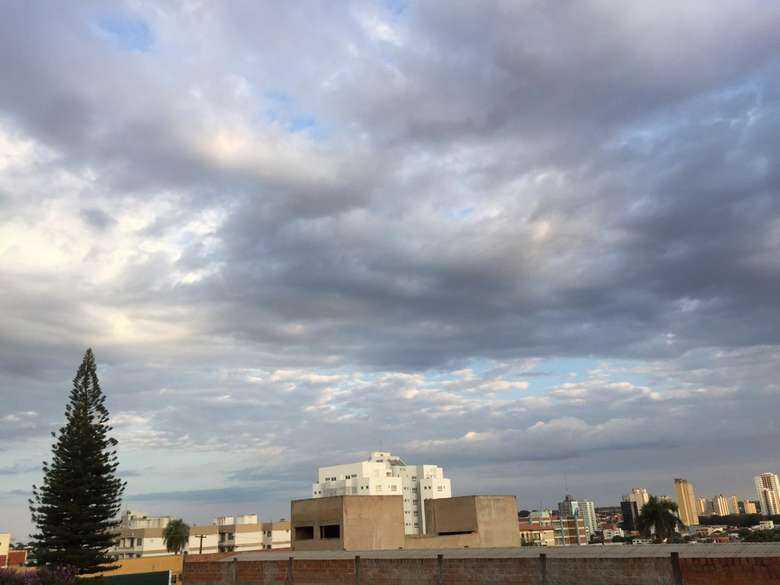 Céu parcialmete nublado no começo da manhã em Campo Grande