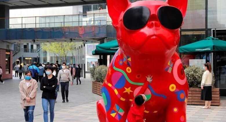 Em Pequim o movimento está normal nas ruas, mas as pessoas não deixam de usar máscaras