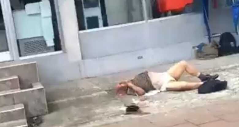 Corpos esperando dias para serem coletados em casa e nas ruas do pa&iacute;s