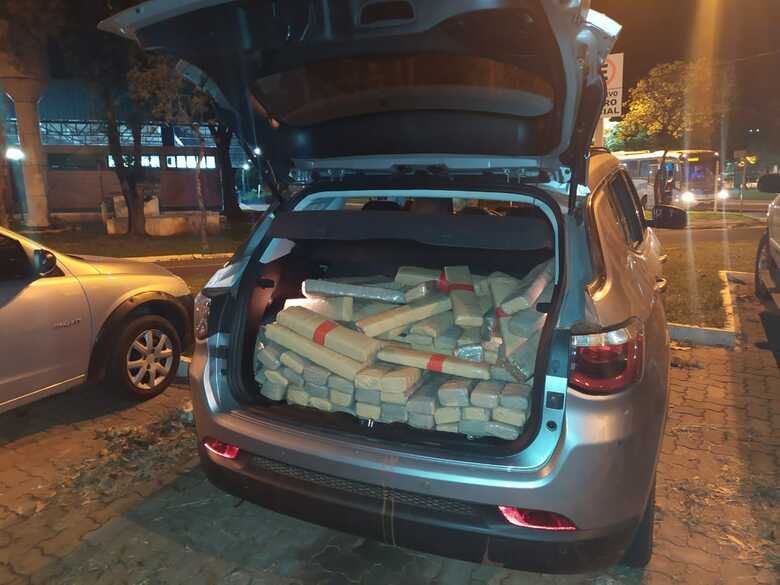 A droga estava espalhada no porta-malas e banco traseiro do carro