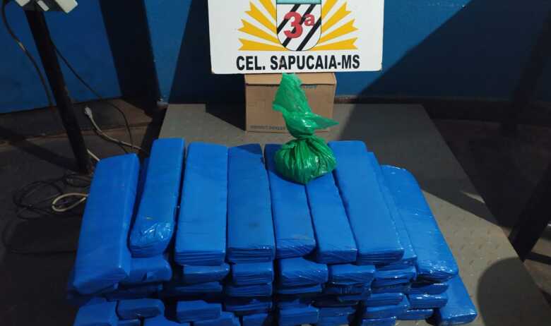 Tabletes encontrados dentro das mochilas dos adolescentes