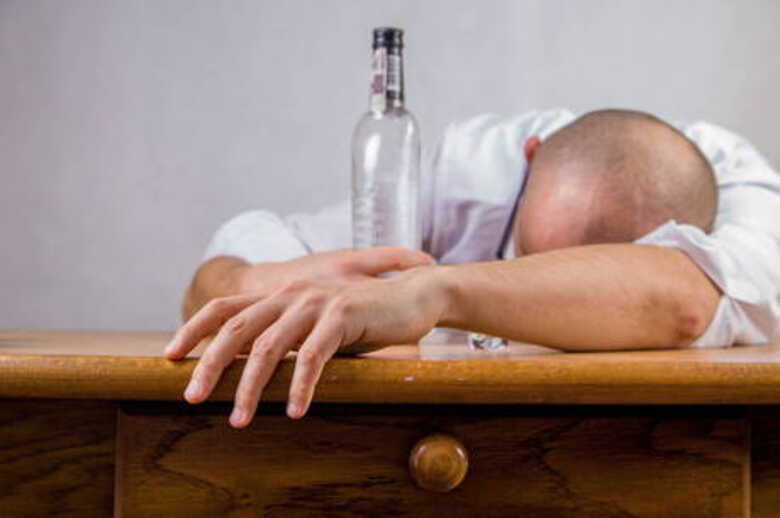 É falso que tomar bebidas de alto teor alcoólico pode matar o novo coronavírus