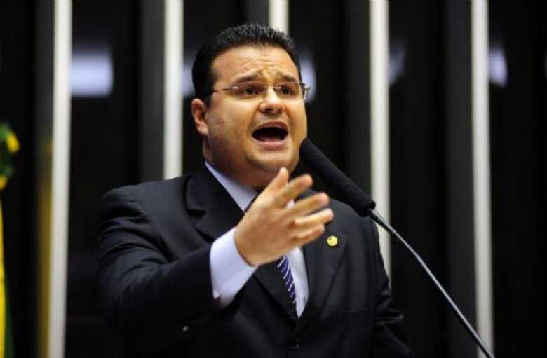 Na primeira postagem parlamentar ironizou a milit&acirc;ncia bolsonarista nas redes que dizia ser mentira o pedido de demiss&atilde;o do ex-juiz federal