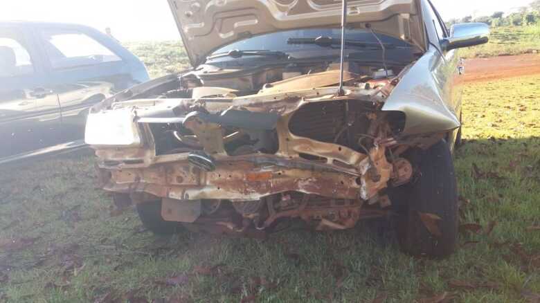 Fiat Siena ficou destruído após o capotamento ocasionado pela colisão com o animal