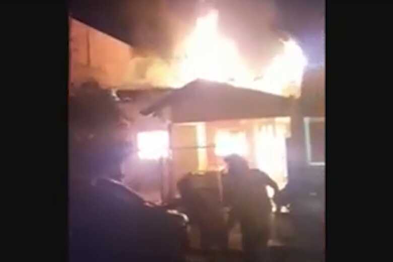 A m&atilde;e pegou a crian&ccedil;a e saiu correndo da casa