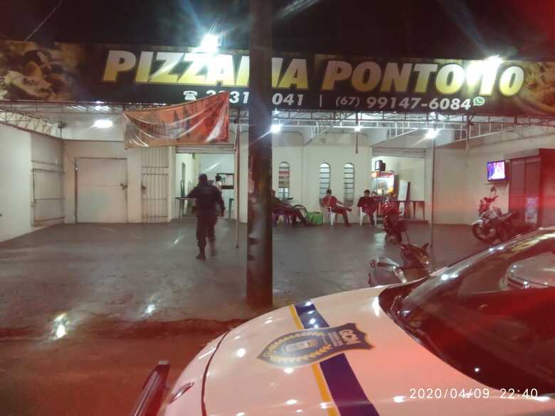 Diligência da Guarda Civil Metropolitana em frente à uma pizzaria da capital