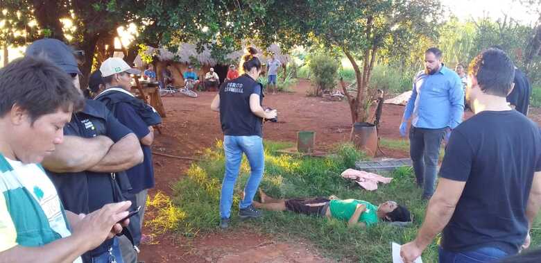 O rapaz teria sido deixado desacordado no local por um homem não identificado