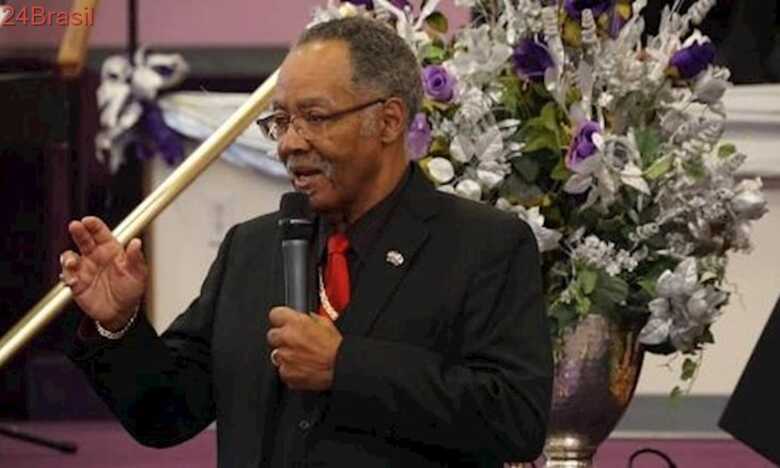 Glenn disse que acreditava firmemente que Deus era maior que o v&iacute;rus e que se orgulhava de ser &ldquo;controverso&rdquo; por violar os protocolos de seguran&ccedil;a