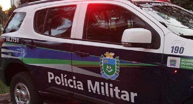 Com a chegada da viatura da Polícia Militar, os vizinhos agressores se esconderam dento de casa
