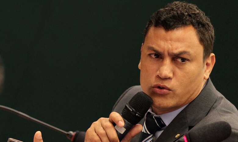 O cintur&atilde;o &eacute; o da Associa&ccedil;&atilde;o Mundial de Boxe (AMB)