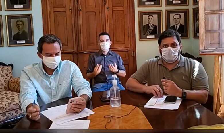 O prefeito Marquinhos Trad e o secretário Eduardo Costa na live desta manhã