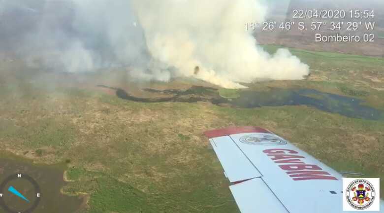 Durante a opera&ccedil;&atilde;o os dois avi&otilde;es realizaram sete lan&ccedil;amentos cada um e foram gastos aproximadamente 40 mil litros de &aacute;gua