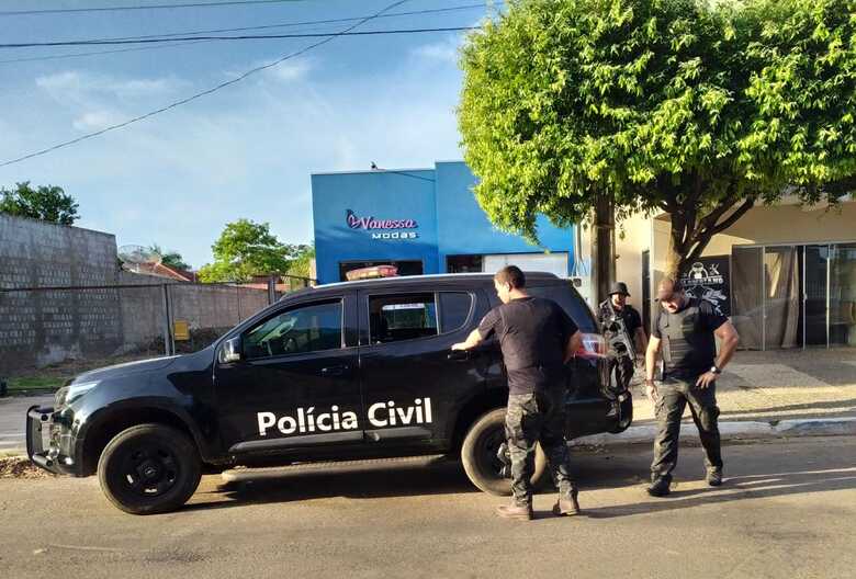 Policiais civis ap&oacute;s deterem autor e autuarem estabelecimento