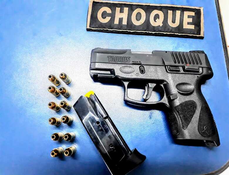 Pistola calibre 9mm com um carregador municiado com 12 cartuchos