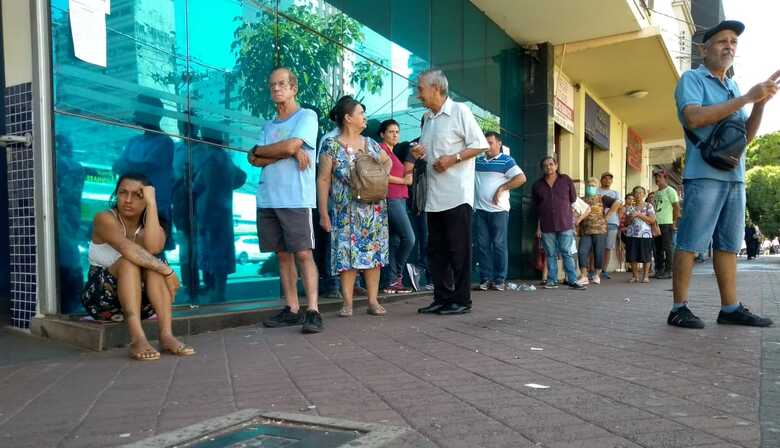 Fila de pessoas em frente a CAIXA Econômica, sem respeitar a distância de 1,5m recomendada pelo Ministério da Saúde