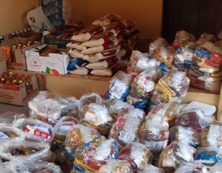Campanha recebeu uma tonelada de alimentos que estão sendo embalados para doações