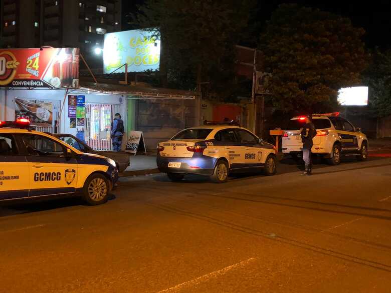Agentes da Guarda Civil Metropolitana (GCM) durante a "Opera&ccedil;&atilde;o Toque de Recolher"
