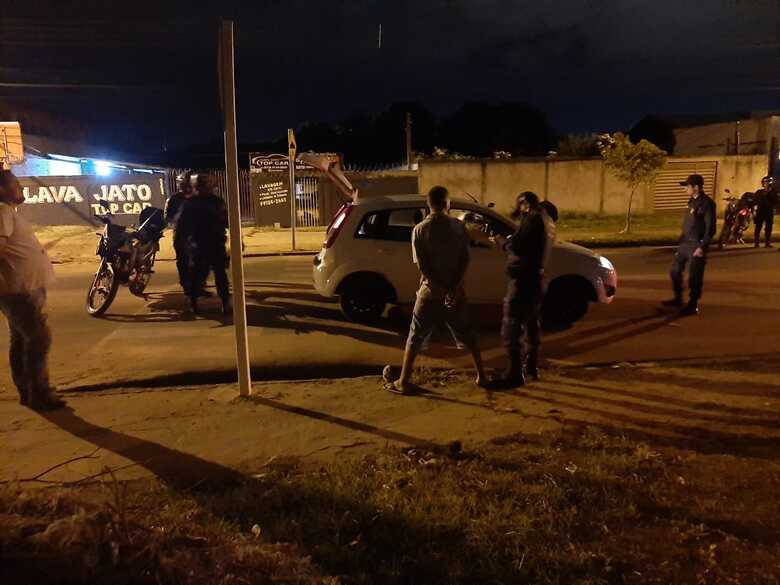 Cidad&atilde;o sendo abordado durante "Opera&ccedil;&atilde;o Toque de Recolher"