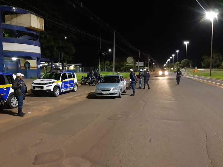 Agentes da Guarda Civil Metropolitana (GCM) durante a opera&ccedil;&atilde;o "Toque de Recolher"