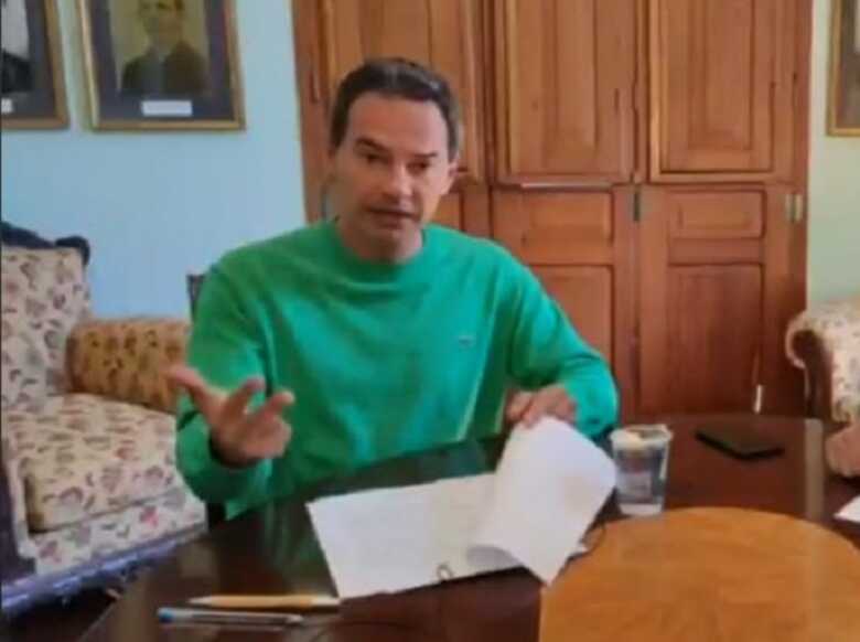 Marquinhos Trad anunciou a medida durante live na manh&atilde; desta quinta-feira