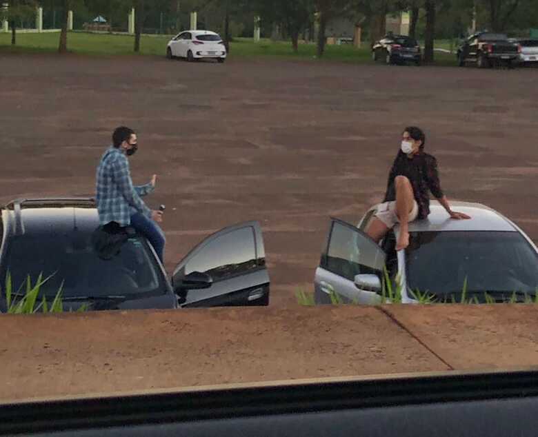 Dupla conversando no estacionamento do Yotedi