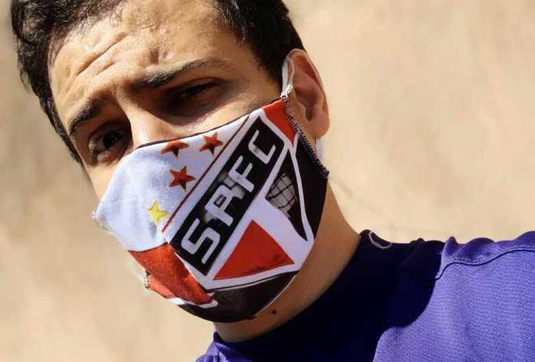 M&aacute;scara colorida confeccionada por comerciantes e vendedores de Campo Grande